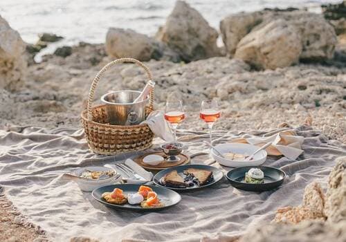 Installation pique-nique romantique — Romantic picnic styling, Nice